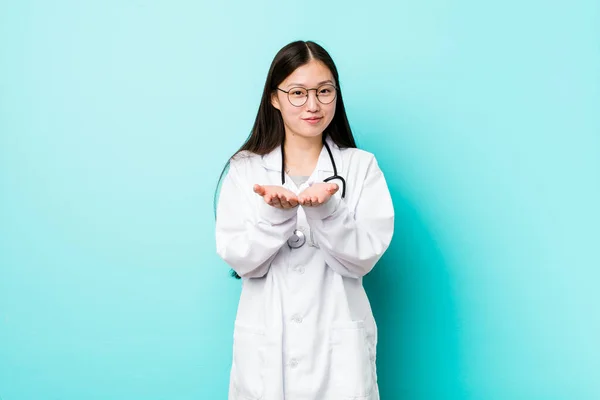Jovem Chinesa Médico Mulher Segurando Algo Com Palmas Das Mãos — Fotografia de Stock
