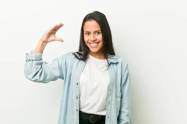 Mujer Hispana Joven Sosteniendo Algo Poco Con Los Antepasados Sonriente —  Fotos de Stock