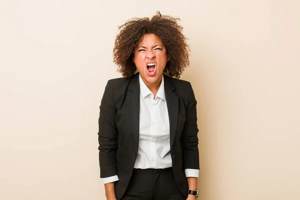 Junge Unternehmerische Afrikanisch Amerikanische Frau Schreit Sehr Wütend Und Aggressiv — Stockfoto