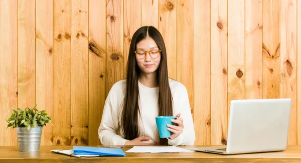 Joven Mujer China Estudiando Escritorio Toca Barriga Sonríe Suavemente Comer —  Fotos de Stock