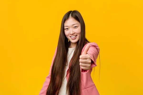 Junge Asiatische Frau Trägt Einen Business Anzug — Stockfoto