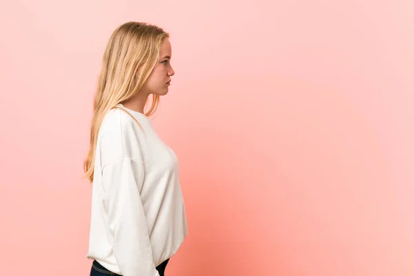 Young Blonde Teenager Woman Gazing Left Sideways Pose — ストック写真