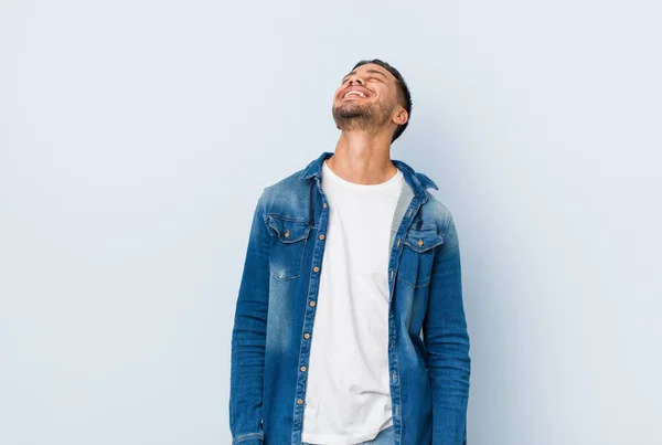 Joven Hombre Filipino Guapo Relajado Feliz Riendo Cuello Estirado Mostrando —  Fotos de Stock