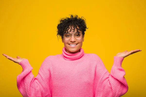 Jovem Afro Americana Vestindo Uma Camisola Rosa Faz Escala Com — Fotografia de Stock