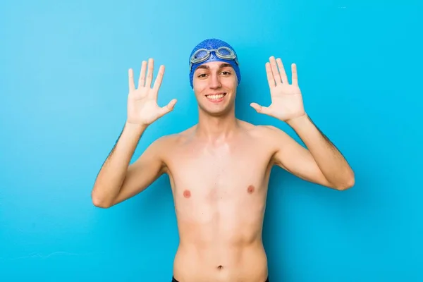 Jeune Homme Nageur Montrant Numéro Dix Avec Les Mains — Photo