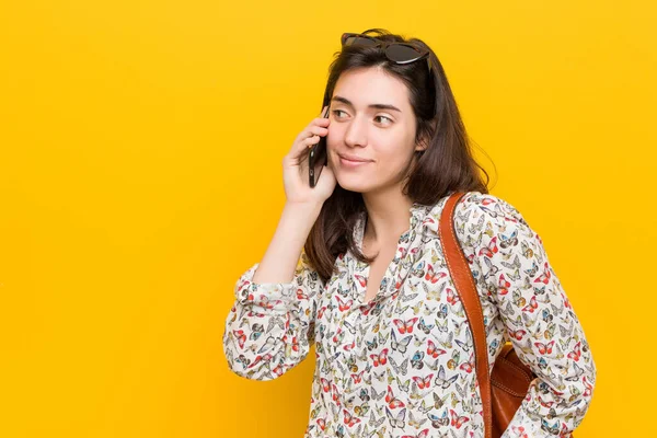 Junge Kaukasische Frau Hält Ein Telefon — Stockfoto