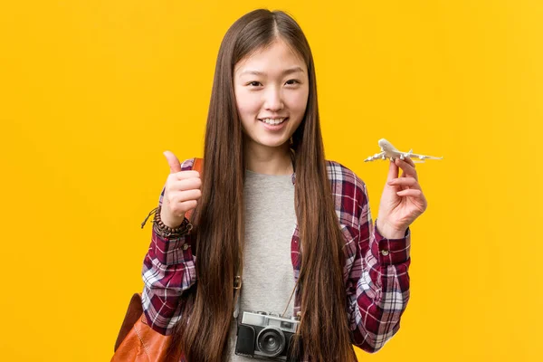 Jovem Mulher Asiática Segurando Ícone Avião Sorrindo Levantando Polegar — Fotografia de Stock