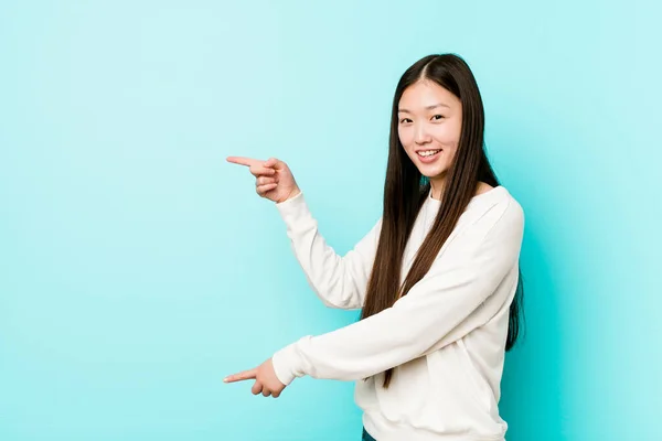 Jovem Mulher Chinesa Bonita Animado Apontando Com Dedos Indicador Distância — Fotografia de Stock