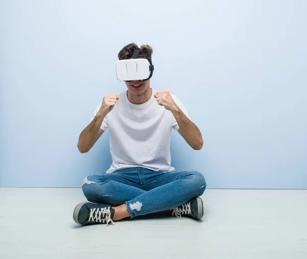 Adolescente Homem Caucasiano Usando Óculos Realidade Virtual Sentado Chão — Fotografia de Stock