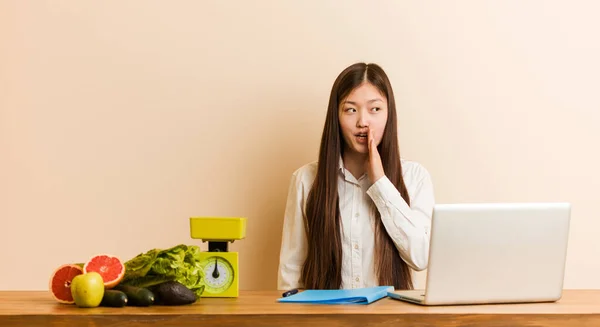 Jovem Nutricionista Chinesa Mulher Trabalhando Com Seu Laptop Está Dizendo — Fotografia de Stock