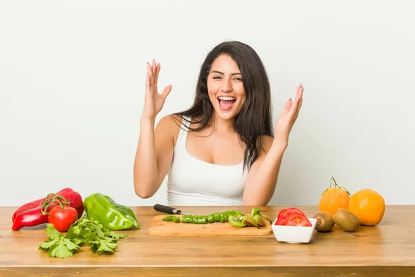 Giovane Donna Curvy Preparare Pasto Sano Ricevendo Una Piacevole Sorpresa — Foto Stock