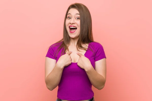 Junge Hispanische Frau Vor Pinkfarbener Wand Überrascht Mit Finger Zeigend — Stockfoto