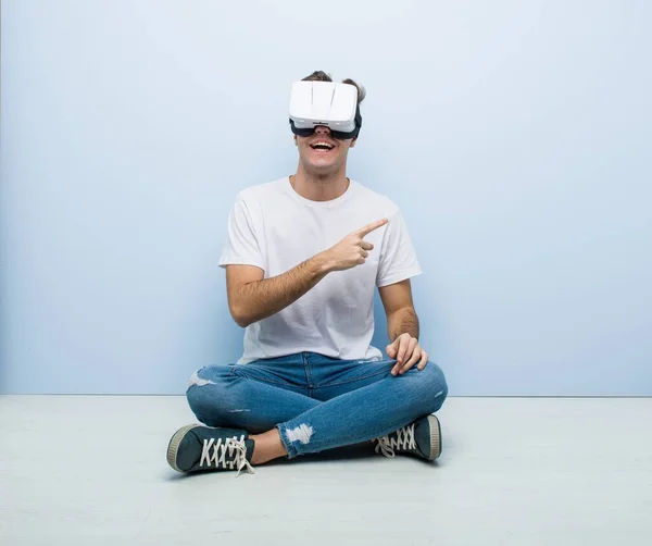 Adolescente Caucásico Hombre Usando Virtual Realidad Gafas Sentado Suelo —  Fotos de Stock