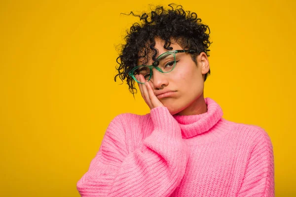 Mujer Afroamericana Joven Con Suéter Rosa Que Está Aburrido Fatigado — Foto de Stock