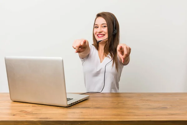 Jovem Mulher Telemarketer Sorrisos Alegres Apontando Para Frente — Fotografia de Stock