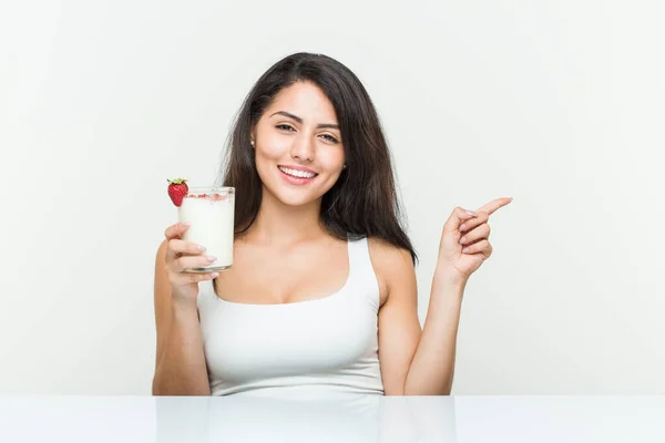 Mujer Hispana Joven Sosteniendo Batido Mujer Hispana Joven Sosteniendo Brindis —  Fotos de Stock