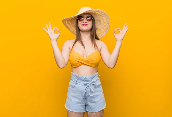 Mulher Caucasiana Jovem Usando Chapéu Palha Olhar Verão Relaxa Após — Fotografia de Stock