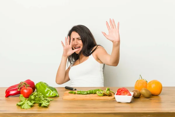 Ung Kurvig Kvinna Förbereder Hälsosam Måltid Blir Chockad Grund Överhängande — Stockfoto