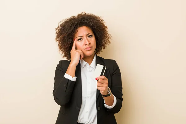 Joven Mujer Afroamericana Sosteniendo Una Tarjeta Crédito Apuntando Sien Con — Foto de Stock