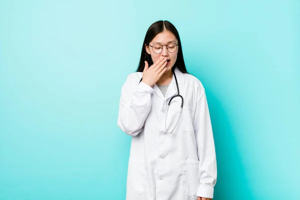 Joven Doctora China Bostezando Mostrando Gesto Cansado Cubriendo Boca Con —  Fotos de Stock