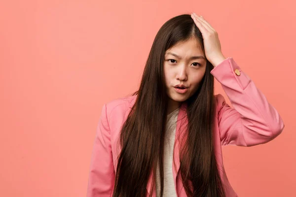 Joven Mujer China Negocios Con Traje Rosa Cansado Muy Somnoliento —  Fotos de Stock