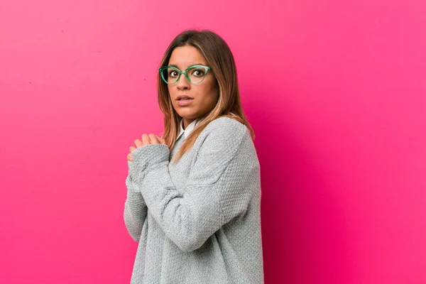 Jonge Authentieke Charismatische Echte Mensen Vrouw Tegen Een Muur Bang — Stockfoto