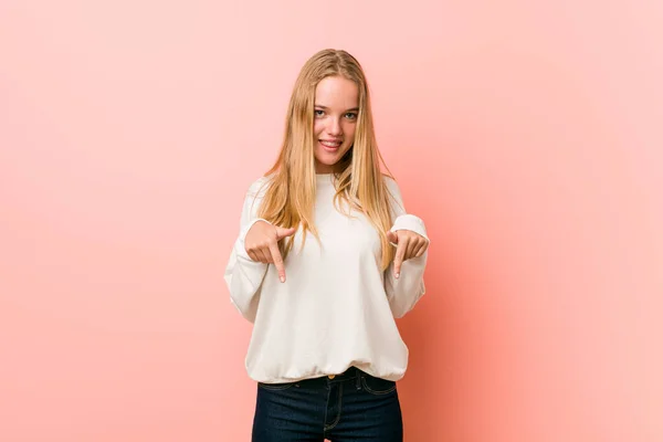 Young Blonde Teenager Woman Points Fingers Positive Feeling — Stock Photo, Image