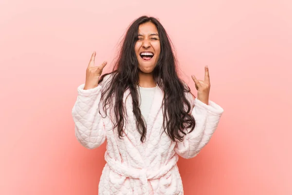 Jong Indiaans Vrouw Dragen Pyjama Tonen Rock Gebaar Met Vingers — Stockfoto