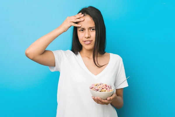 Junge Hispanische Frau Die Eine Müslischale Mit Zucker Der Hand — Stockfoto