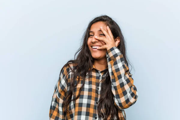 Joven Mujer India Fresco Parpadear Cámara Través Los Dedos Vergüenza — Foto de Stock