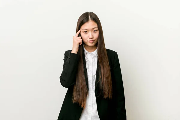 Young Pretty Chinese Business Woman Pointing Temple Finger Thinking Focused — Stockfoto