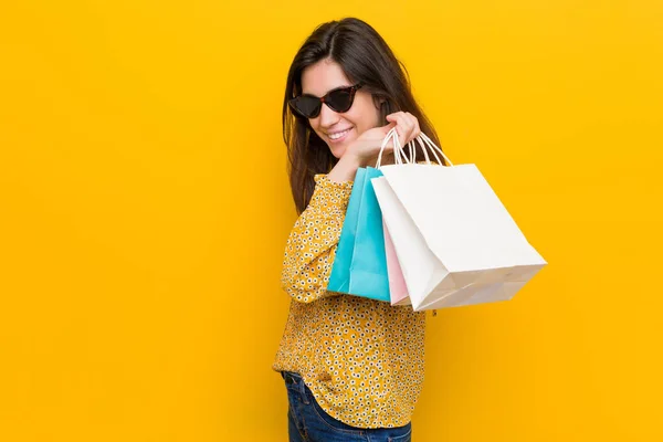 Unga Kaukasiska Kvinna Går Till Shopping — Stockfoto