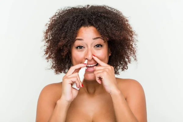 Close Uma Jovem Afro Americana Usando Spray Nasal — Fotografia de Stock