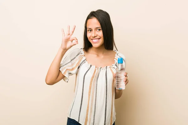 Junge Hispanische Frau Hält Eine Flasche Wasser Fröhlich Und Zuversichtlich — Stockfoto