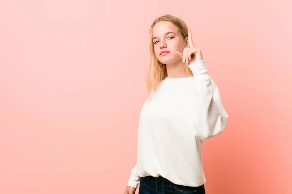 Ung Blond Tonåring Kvinna Visar Nummer Ett Med Finger — Stockfoto