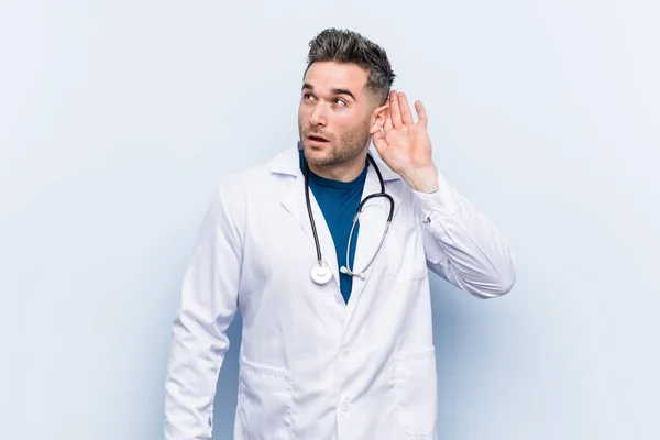 Jovem Bonito Médico Homem Tentando Ouvir Uma Fofoca — Fotografia de Stock