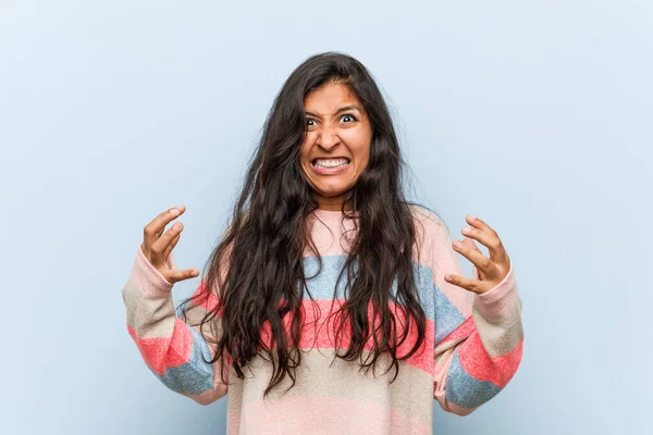 Mladá Módní Indická Žena Křičí Vzteky — Stock fotografie