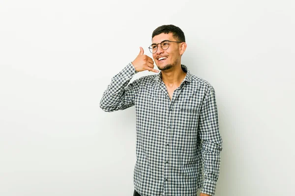 Młody Hiszpan Człowiek Pokazując Gest Telefon Komórkowy Palcami — Zdjęcie stockowe