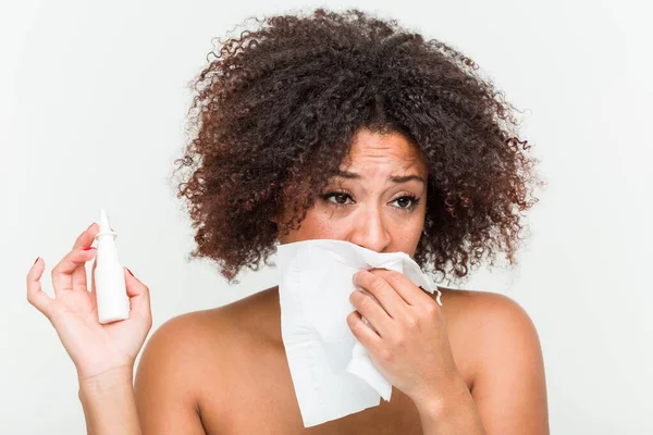 Gros Plan Une Jeune Femme Afro Américaine Utilisant Spray Nasal — Photo