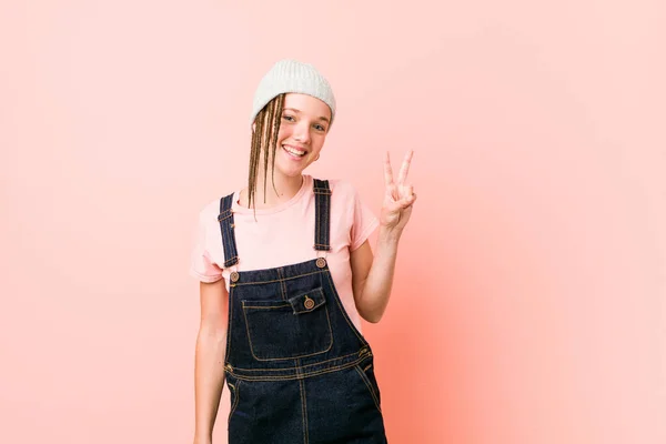 Hispter Adolescente Mulher Mostrando Sinal Vitória Sorrindo Amplamente — Fotografia de Stock