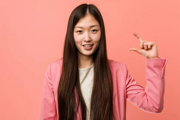 Junge Business Chinesin Rosafarbenen Anzug Mit Kleinen Zeigefingern Lächelnd Und — Stockfoto