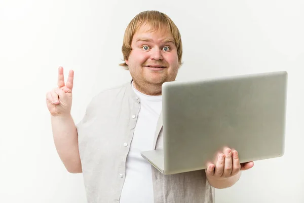 Kaukasischer Size Mann Mit Laptop Siegeszeichen Und Breitem Lächeln — Stockfoto