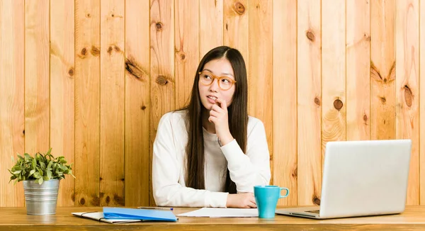 위에서 공부하고 복사본을 느긋하게 생각하고 있습니다 — 스톡 사진