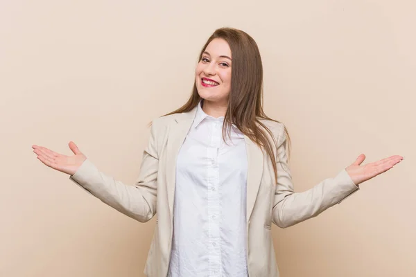 Junge Geschäftsfrau Zeigt Eine Willkommene Miene — Stockfoto