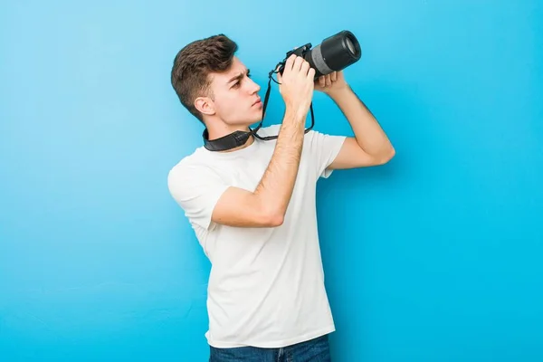 Adolescente Caucasiano Homem Tirar Fotos Com Uma Câmera Reflexa — Fotografia de Stock