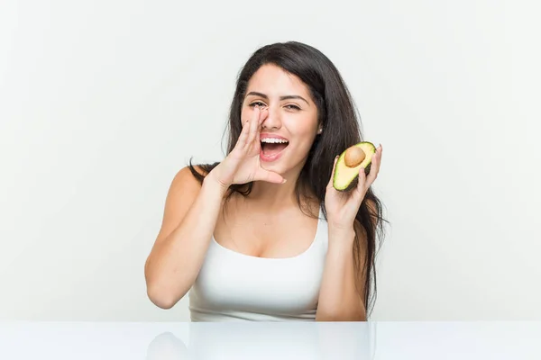 Joven Mujer Hispana Sosteniendo Aguacate Gritando Emocionada Frente — Foto de Stock