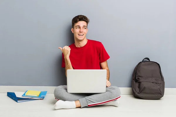 Jonge Student Man Zittend Zijn Huis Vloer Met Een Laptop — Stockfoto