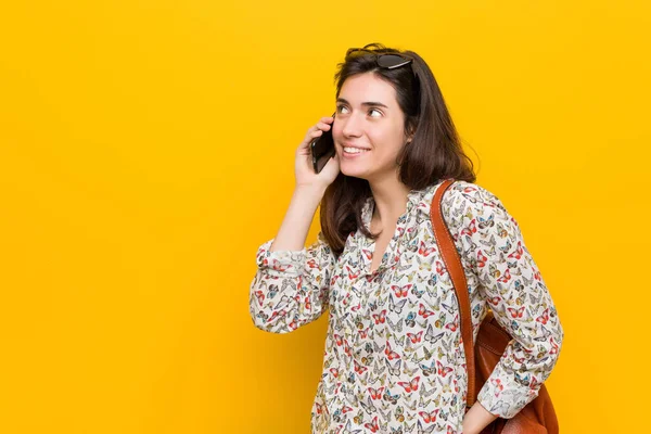 Jovem Caucasiana Segurando Telefone — Fotografia de Stock