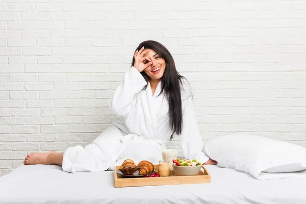 Jonge Bochtige Vrouw Het Nemen Van Een Ontbijt Het Bed — Stockfoto