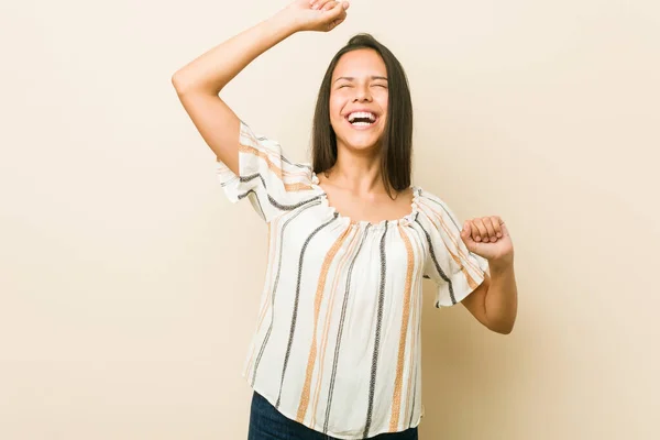 Giovane Donna Ispanica Che Celebra Giorno Speciale Salta Solleva Braccia — Foto Stock